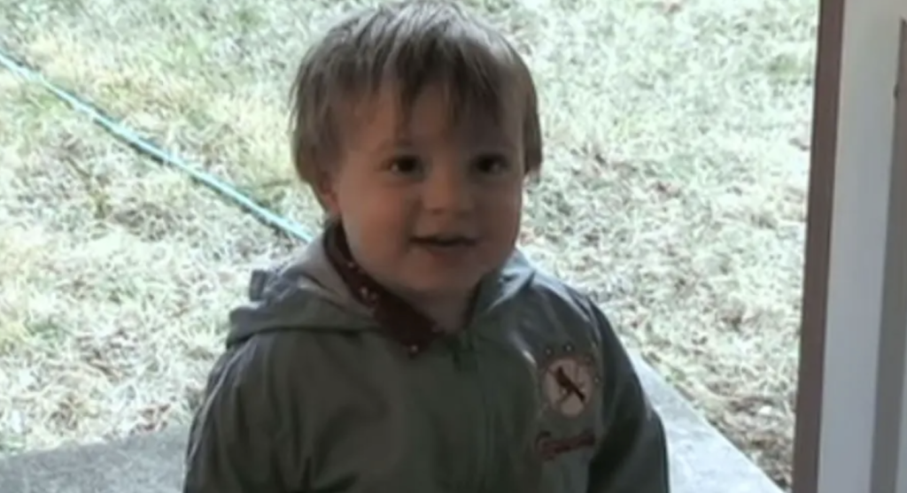 Tiny salesman is only 2, now pay attention to what he’s selling - Baby Life